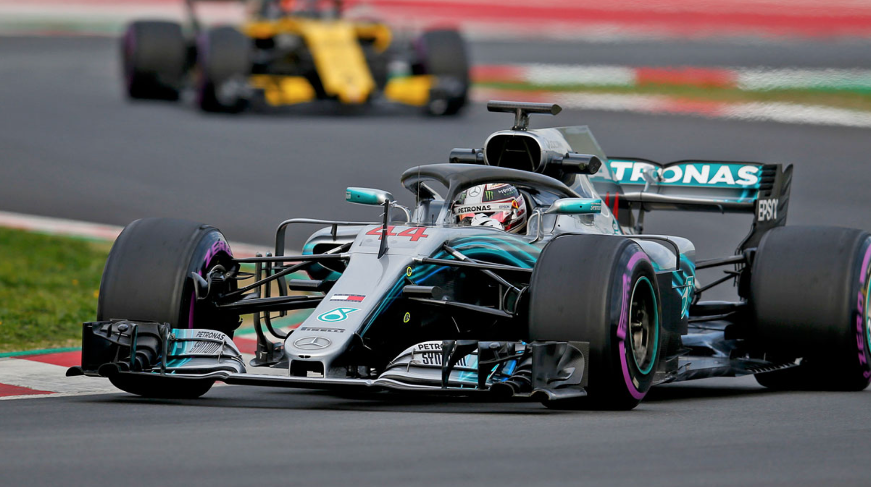 Mercedes F1 W09 EQ Power+ s Lewisem Hamiltonem a Valtteri Bottasem