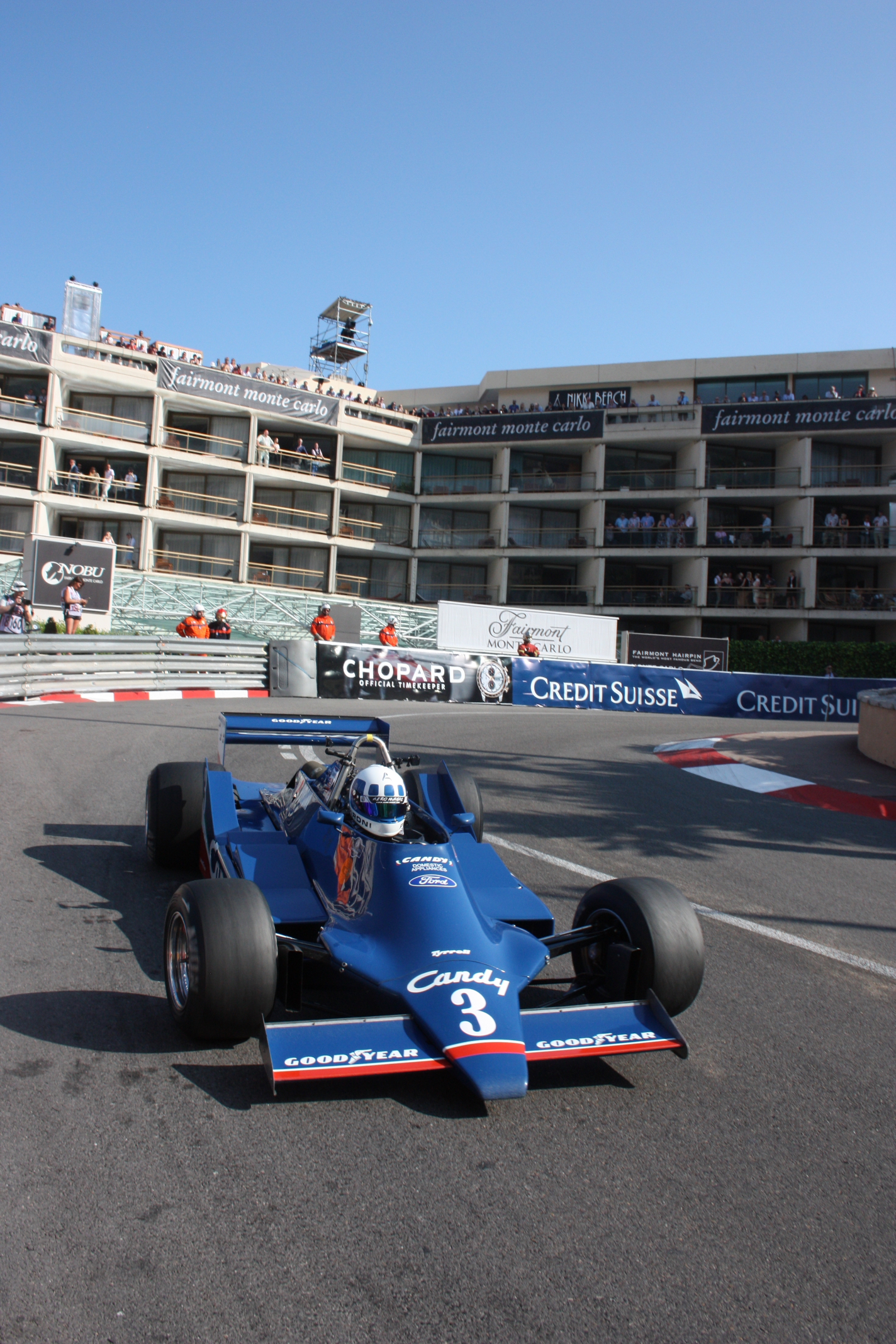 Ne, to není reinkarnace Didiera Pironiho z roku 1979: Fabrice Leheritier v Tyrrellu 009 před hotelem Loews (pardon: Fairmont)