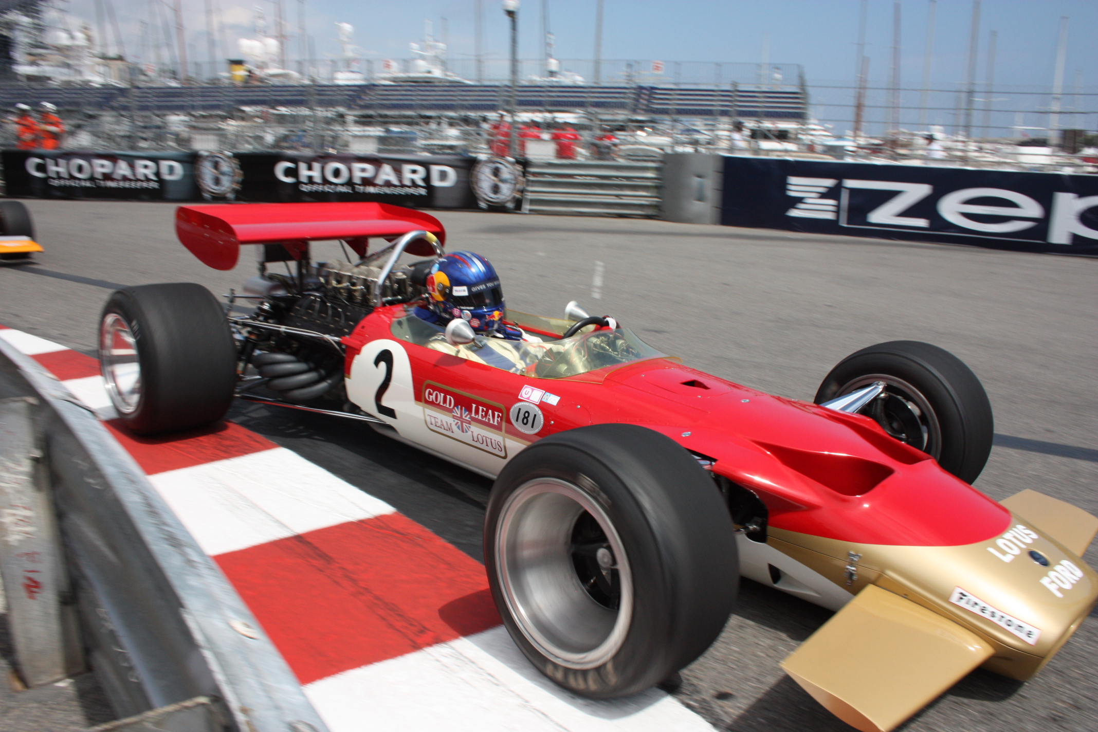 Geniální konstruktér Adrian Newey v Monaku pravidelně dokazuje, že umí i za volantem jeho Lotusu 49B