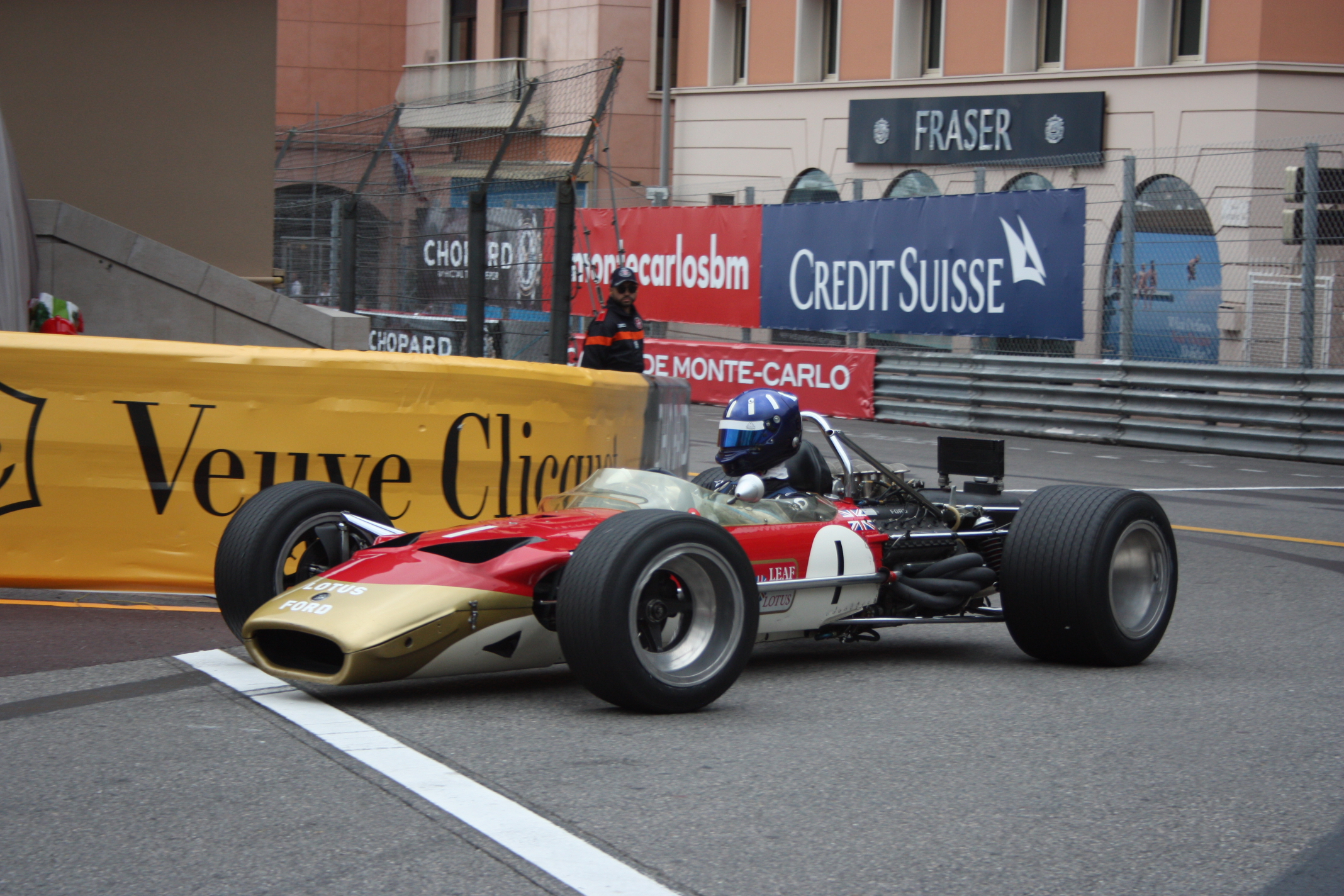 Joshua Hill v Lotusu 49, se kterým slavil v Monaku úspěchy jeho děda Graham