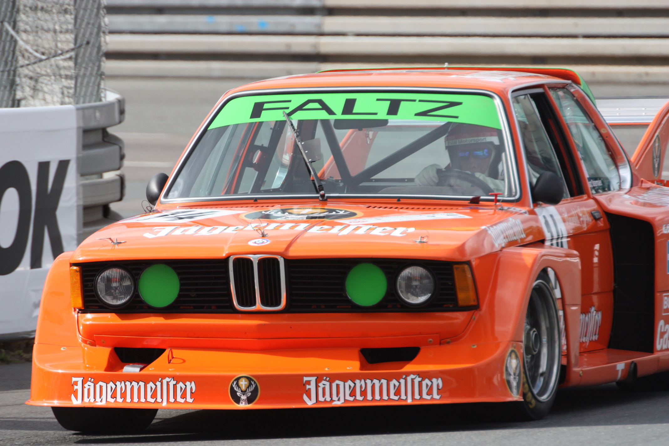 Prostě klasika: Harald Grohs na „jeho“ Faltz-BMW v barvách sponzora Jaegermeister, se kterým závodil již koncem 70. let