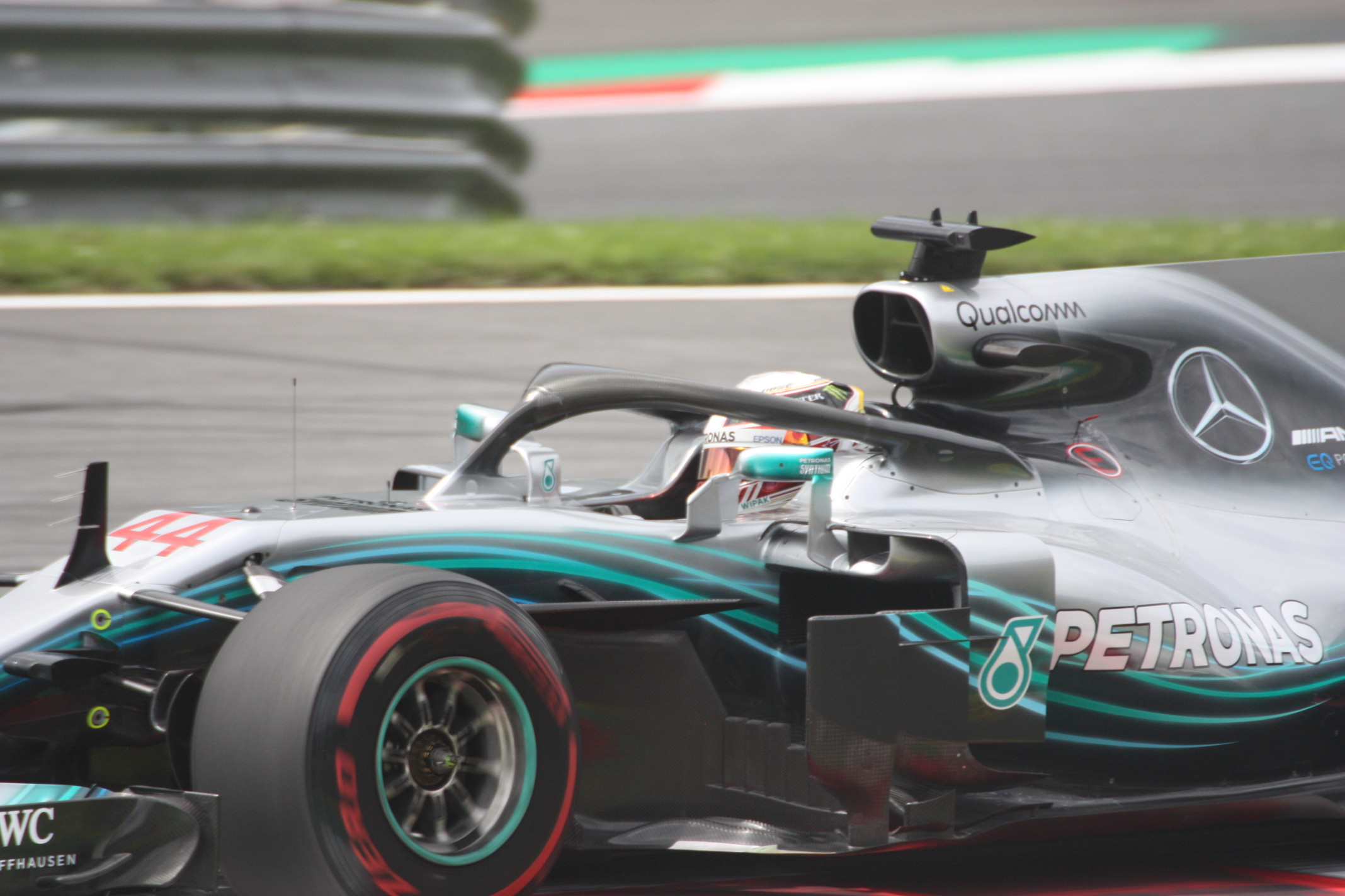Z vítězství se Verstappen ovšem mohl radovat jen díky naprosto překvapivému selhání obou Mercedesů...