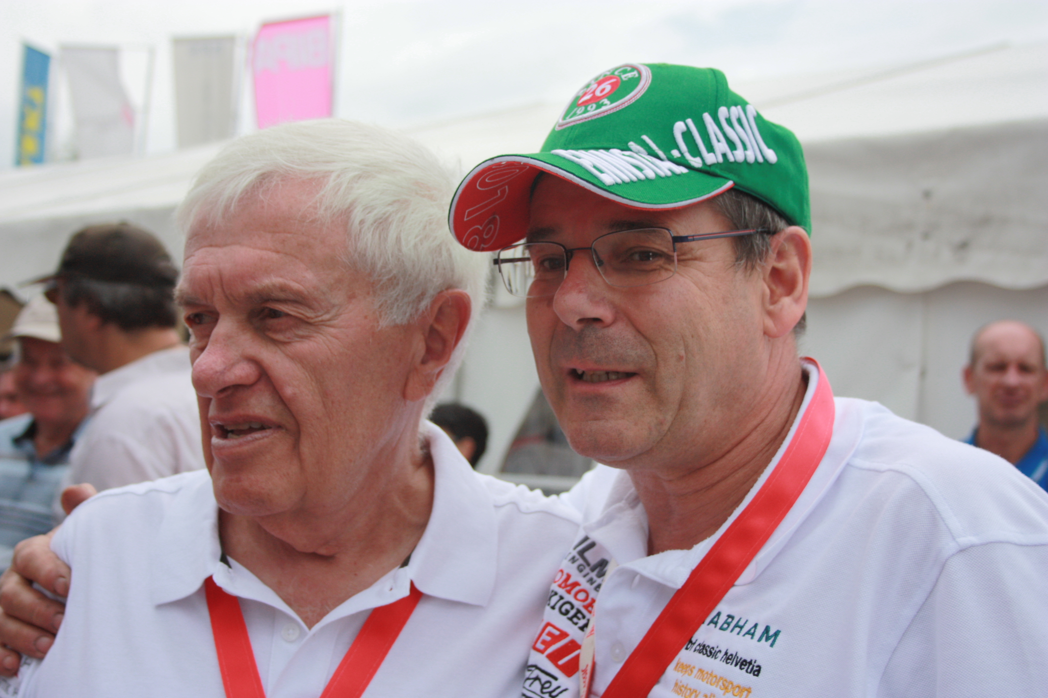Organizátor podiku Helmut Zwickl s legendárním mechanikem F1 Brunem Flueckigerem. Zwickl byl důvěrným přítelem Jochana Rinta a Nikiho Laudy.