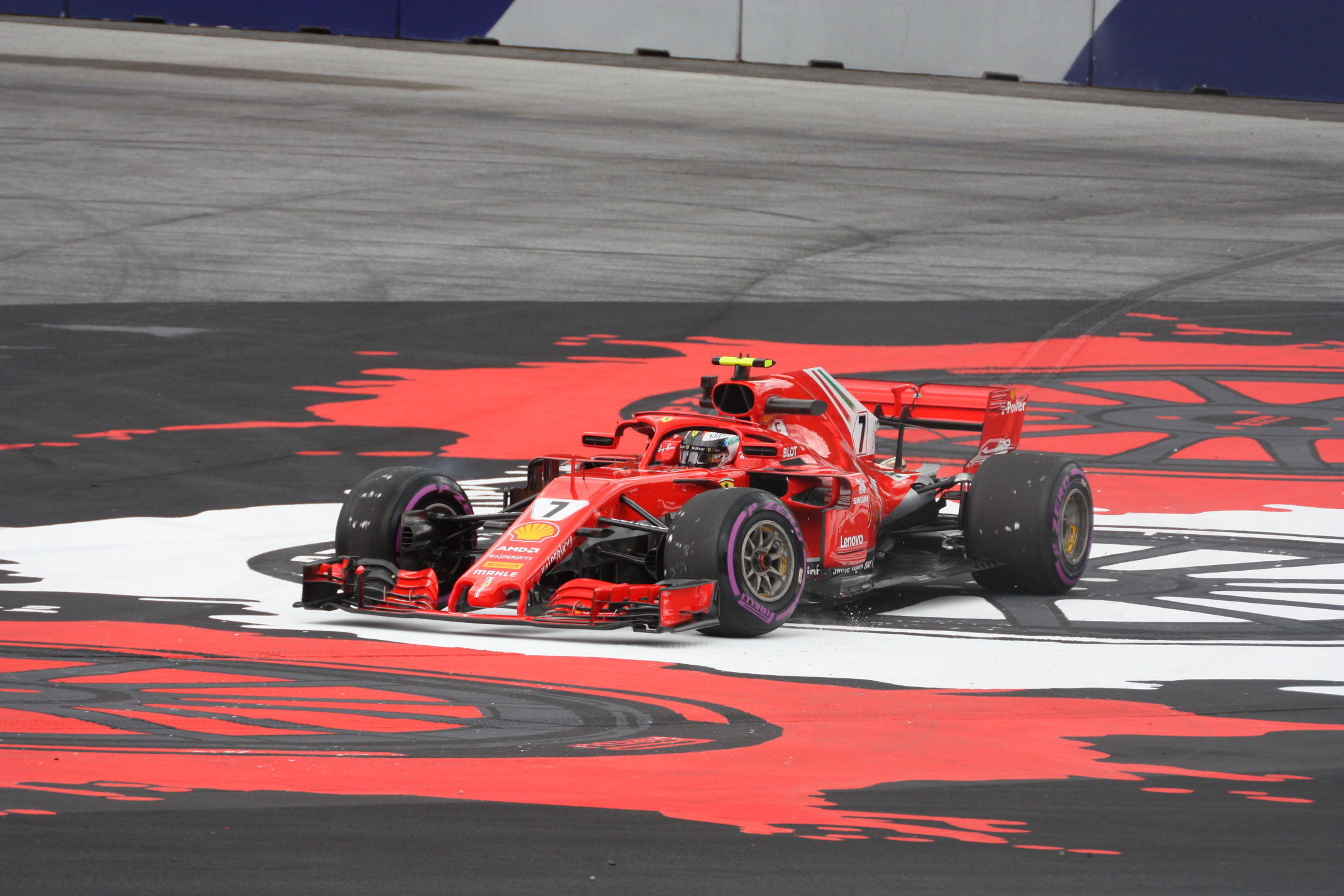 V tréninku byl Kimi Raikkonen několikrát „mimo“, v závodě ovšem směl dojet před Vettelem 2