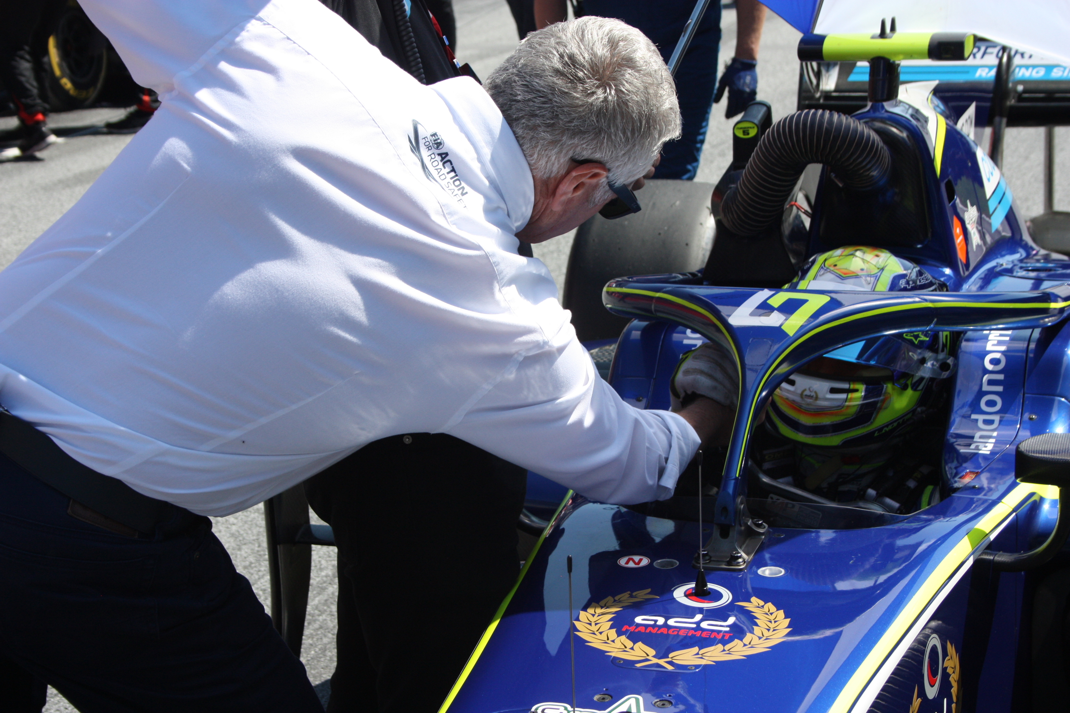 Tomu se říká nestranní pozorovatel: Komisař FIA Derek Warwick na gridu popřál štěstí všem bristkým jezdcům