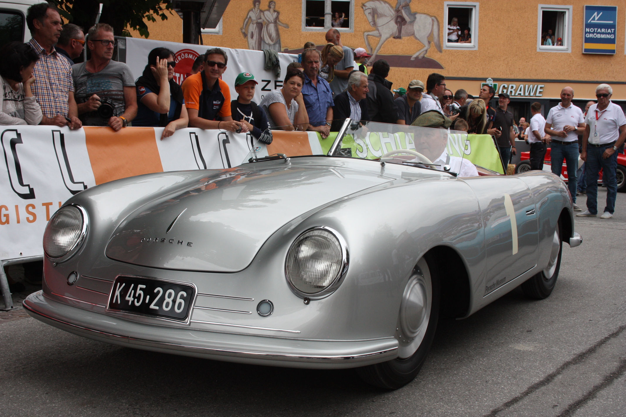 Ferdinandův vnuk startoval na originálním prvním automobilu Porsche vůbec