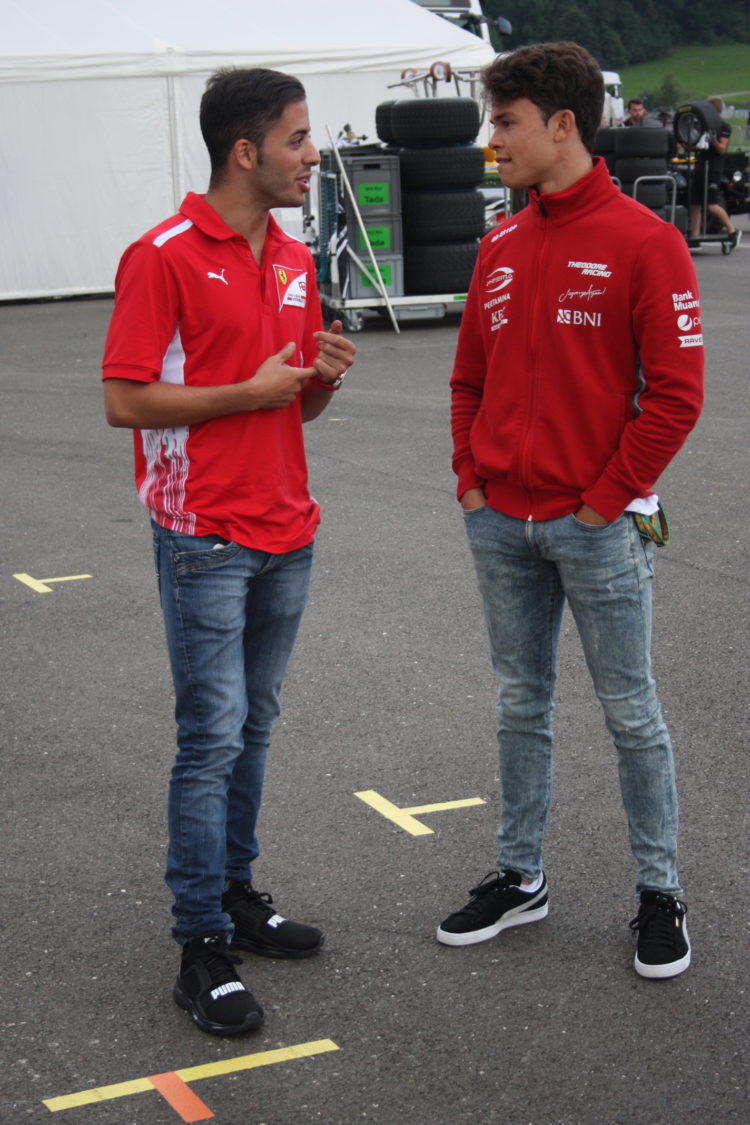 Antonio Fuoco s Nyckem de Vriesem v depu jezdců: Jak dojet pro body Ital Nizozemci zjevně neprozradil – junior McLarenu byl totiž na Red Bull Ringu úplně „vedle“.