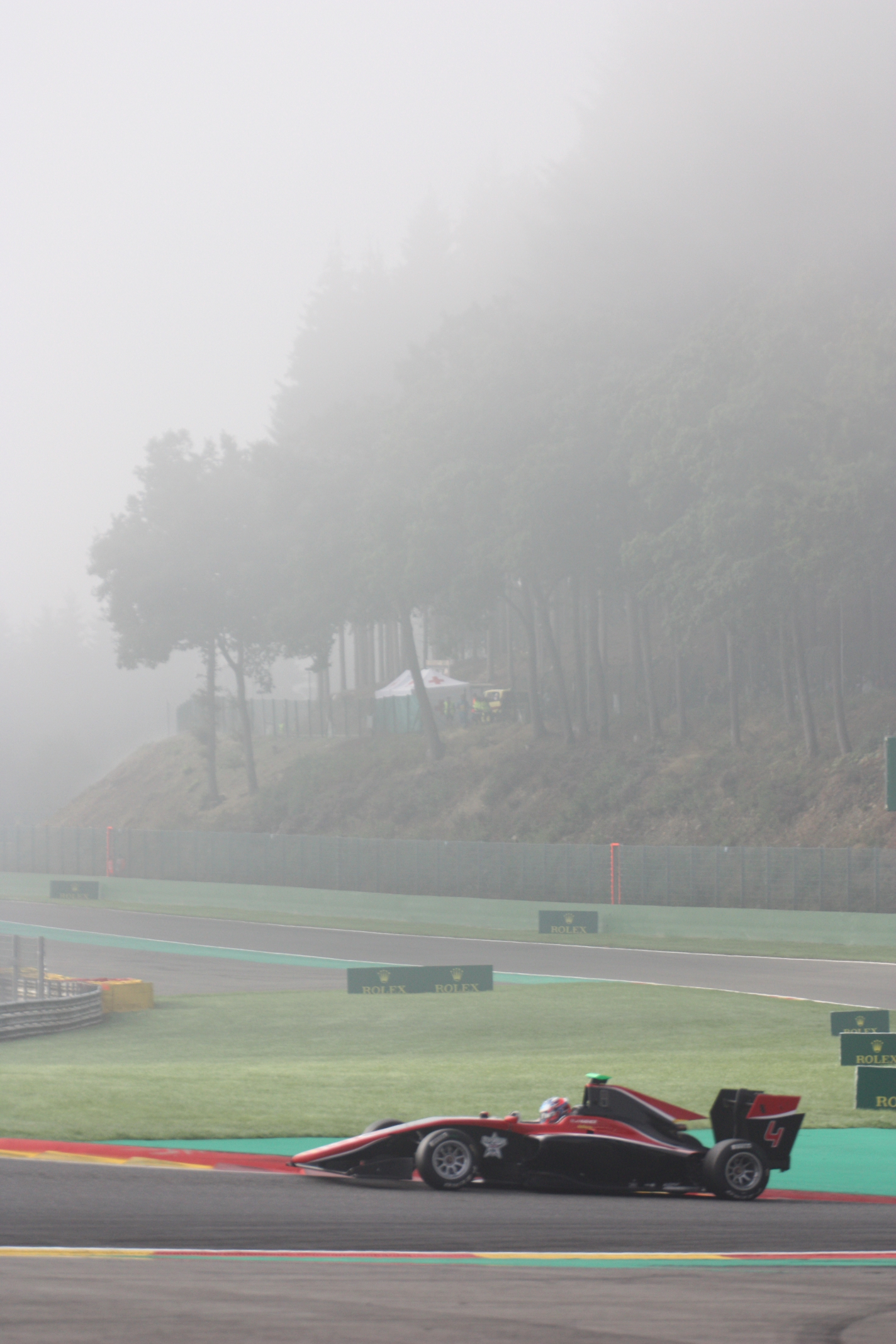Začátek sobotního závodu se odehrával za ranní mlhy...