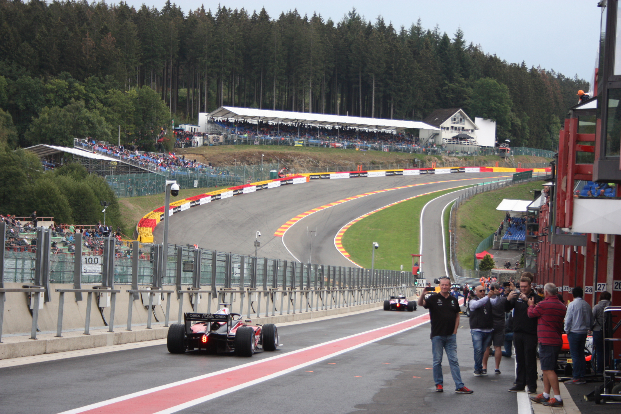 Formule 2 sídlila ve Francorchamps tradičně ve „starých boxech“ vedle dřívější startovní rovinky