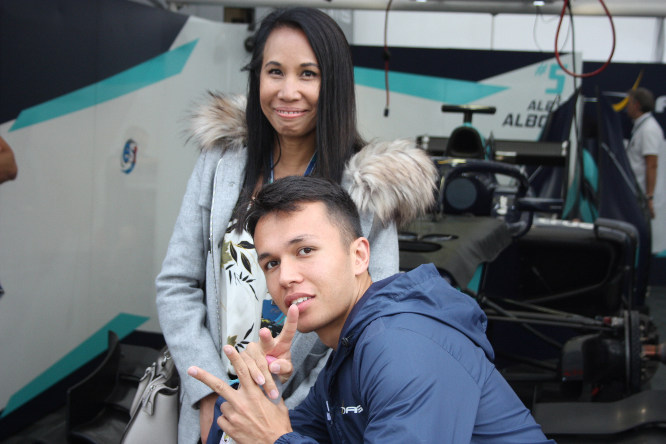 Byl v Monze neobyčejně veselý: Budoucí jezdec F1 (?) Alexander Albon s matkou