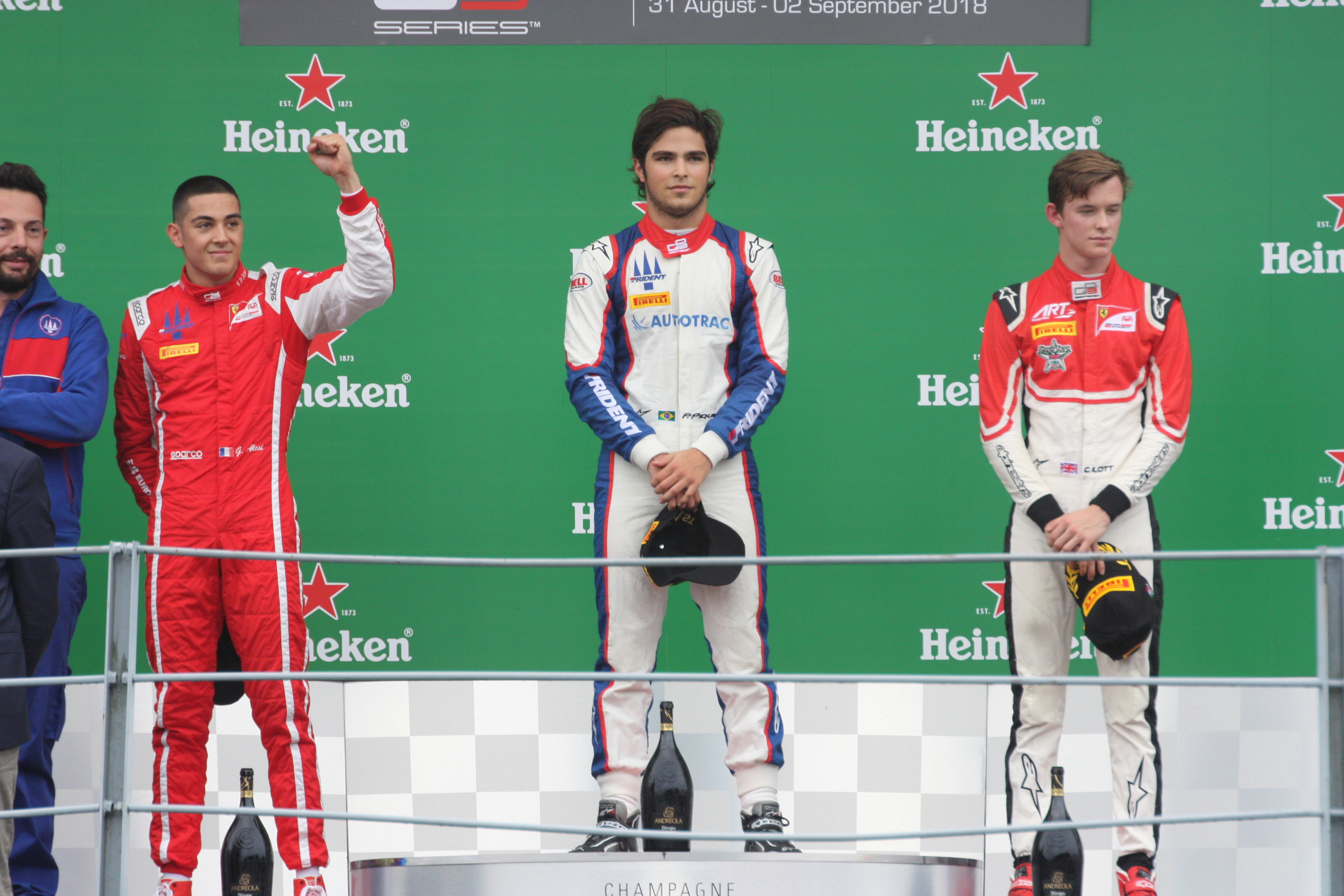 Alesi, Piquet a Ilott na stupni vítězů v neděli