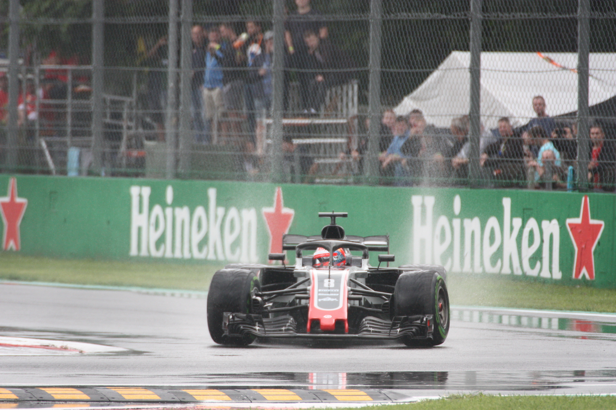 - Romain Grosjean podal v Královském parku dost dobrý výkon. Po výborném 6. místě v kvalifikaci ho o body za 6. místo ovšem připravila diskvalifikace kvůli aerodynamické nesrovnalosti