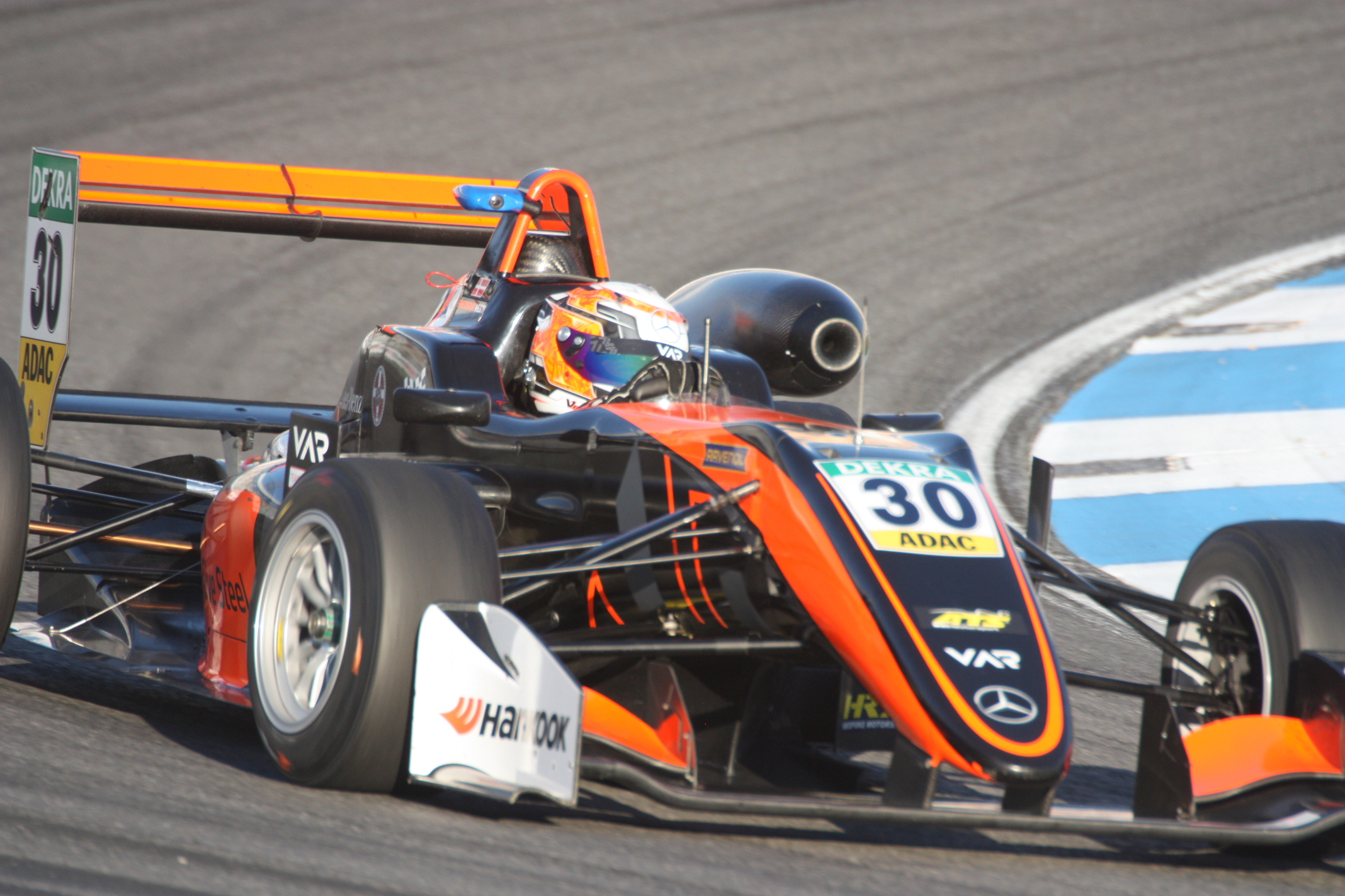 Výborným způsobem debutoval ve Formuli 3 Dán Frederik Vesti: Hned v prvním závodě v sobotu dopoledne dojel mezi top10!