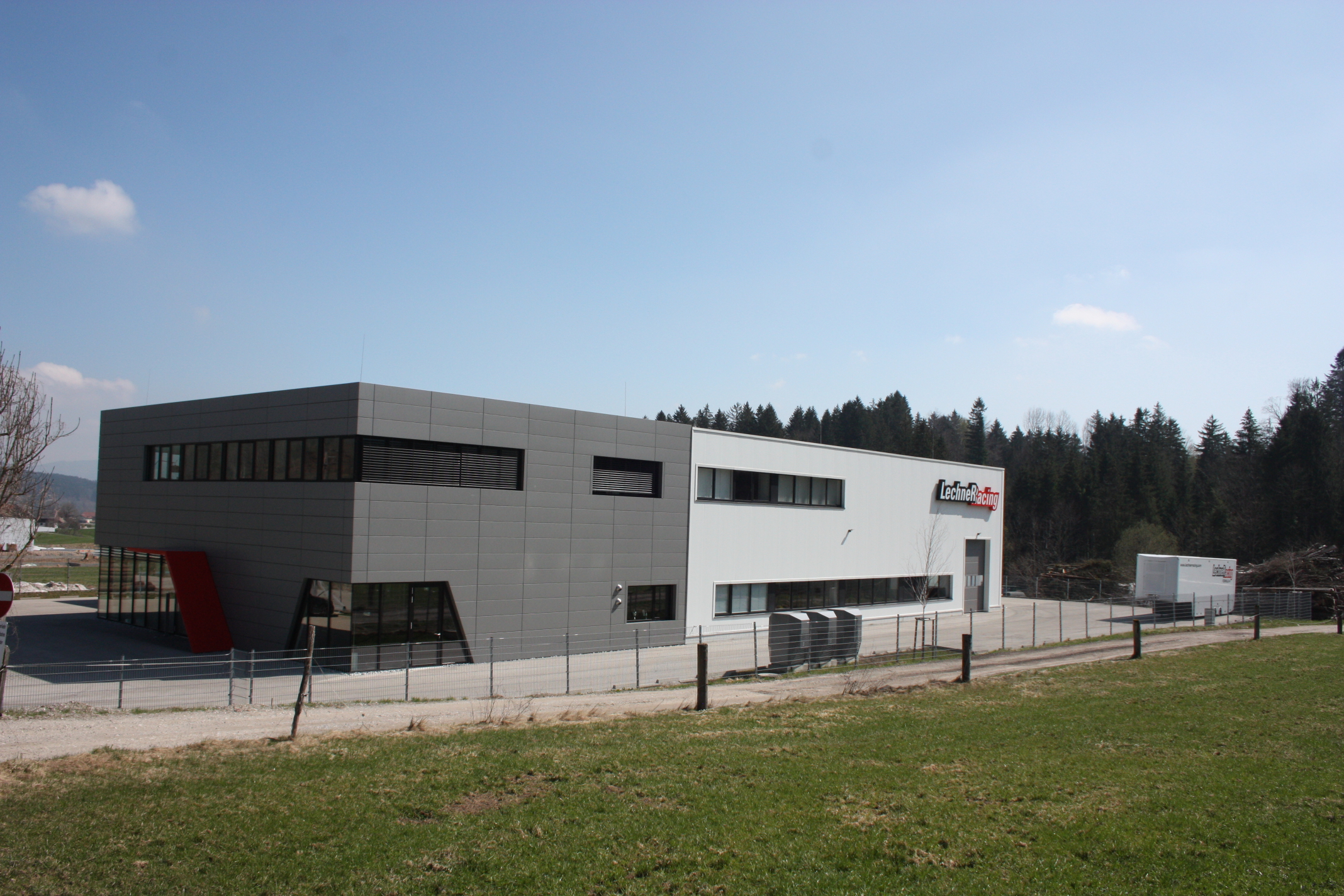 Továrna Lechnerů, kde budou všechny Porsche GT4 připravovány, leží jen asi 5km vzdálena od Salzburgringu