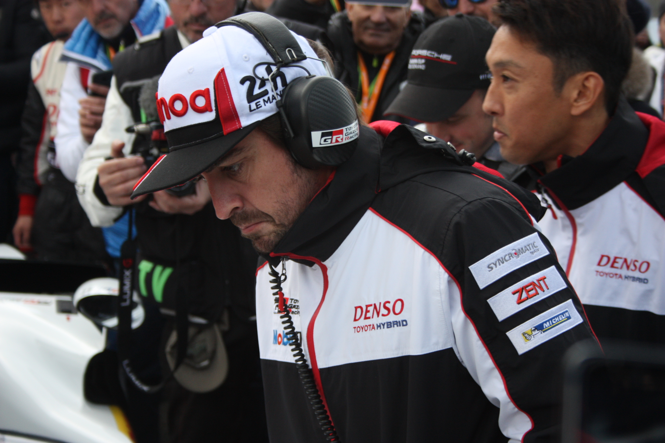 Alonso těsně před startem, vedle něj je jeho týmový kolega Nakajima